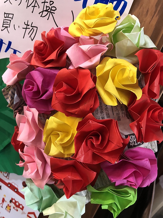 折り紙で作られた薔薇が綺麗に飾り付けされています